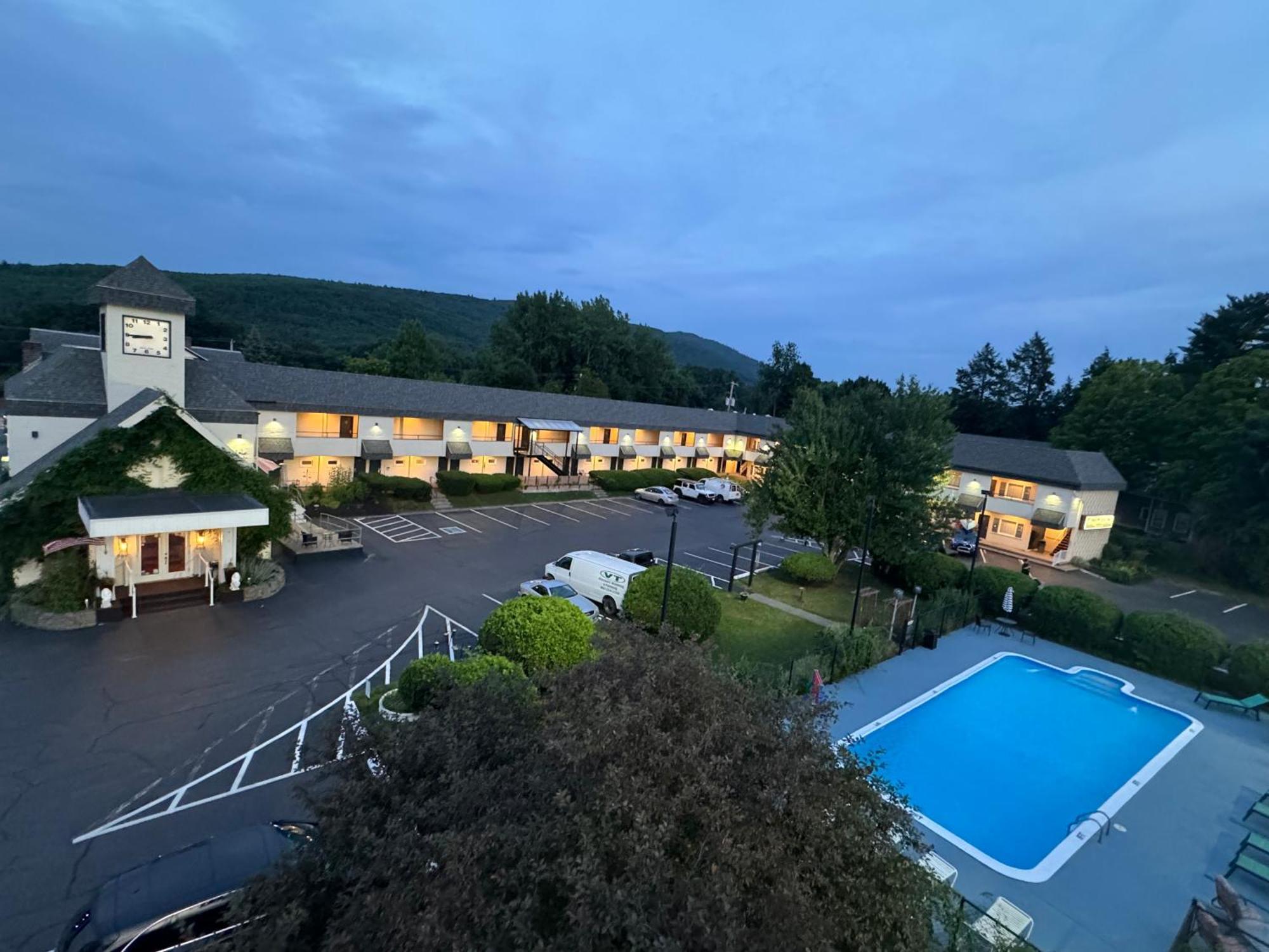 The Black Mountain Inn Brattleboro Exterior foto
